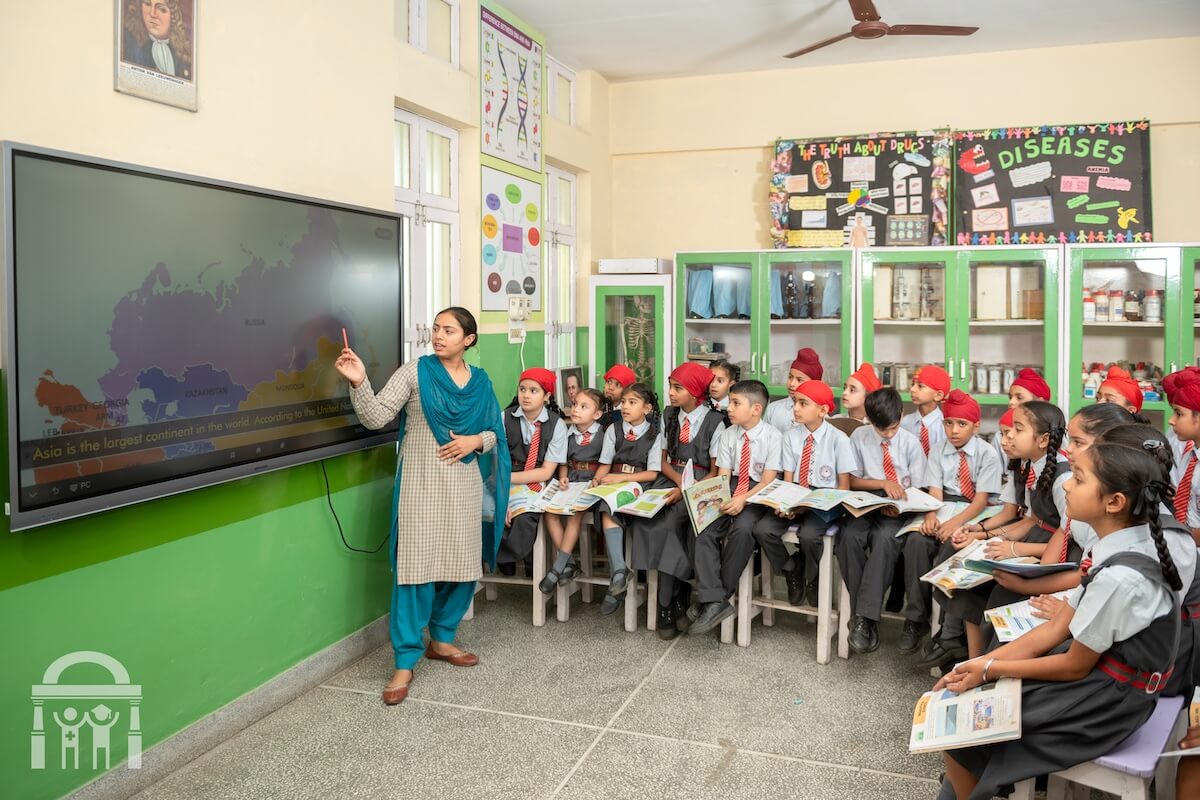 Primary school teacher using Smart Board at Guru Nanak Mission Public School Dhahan Kaleran